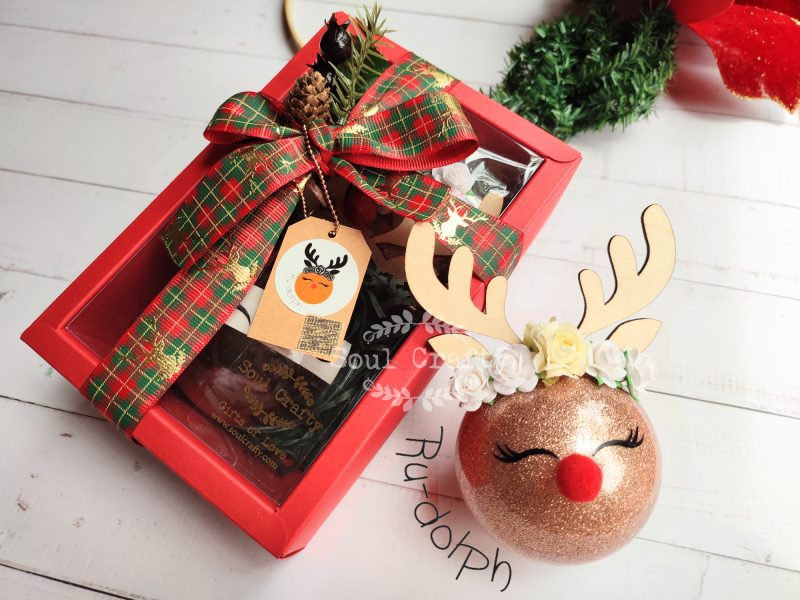 DIY DECORATED BAUBLE GIFT TOPPERS. — Gathering Beauty